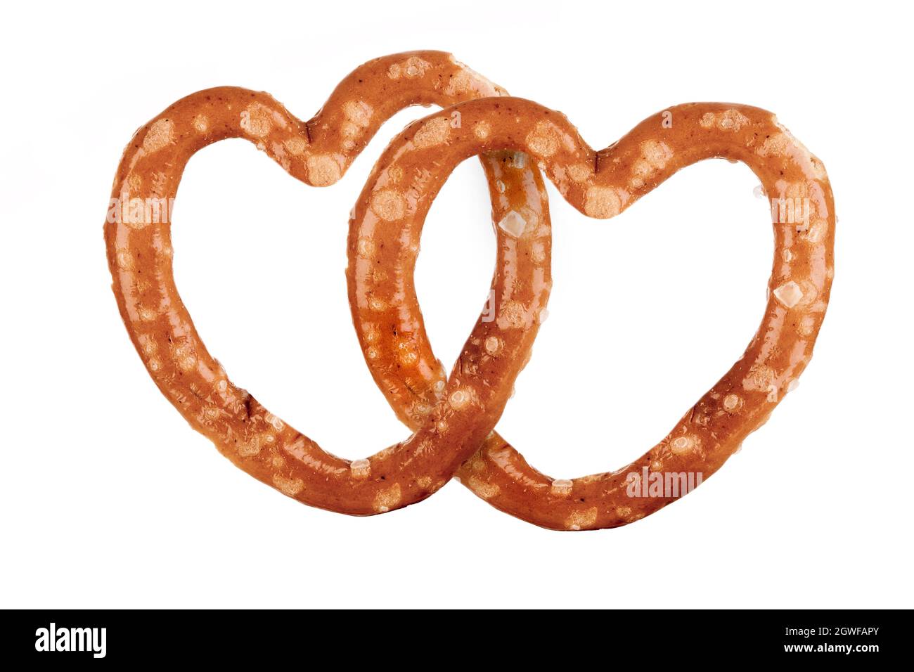 Uno spuntino al pretzel da vicino isolato su sfondo bianco Foto Stock