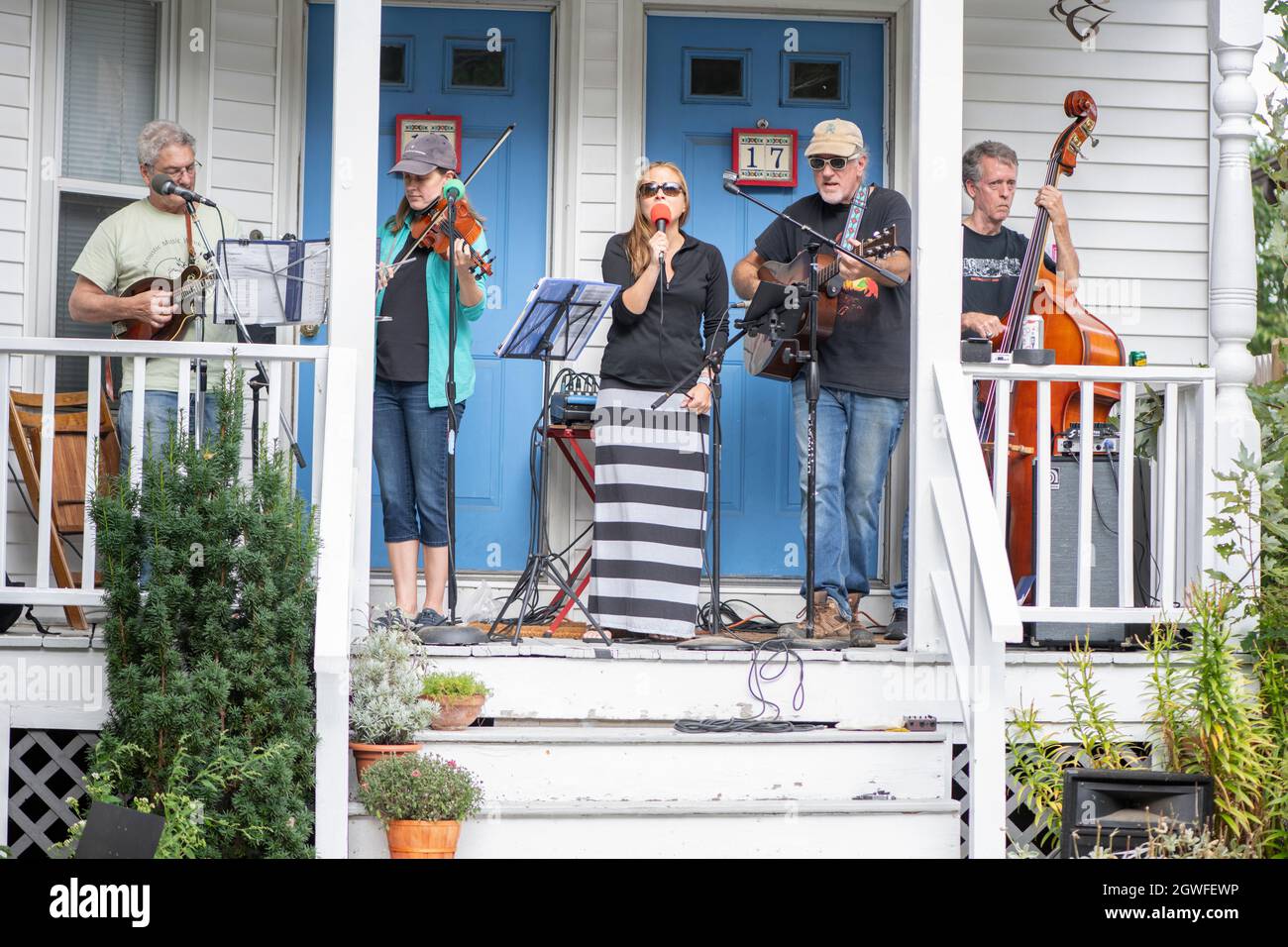 Somerville, ma USA 2 ottobre 2021: I Fort Point Ramblers suonano musica bluegrass su Mountain Avenue come parte del Somerville Porchfest sponsorizzato da Foto Stock