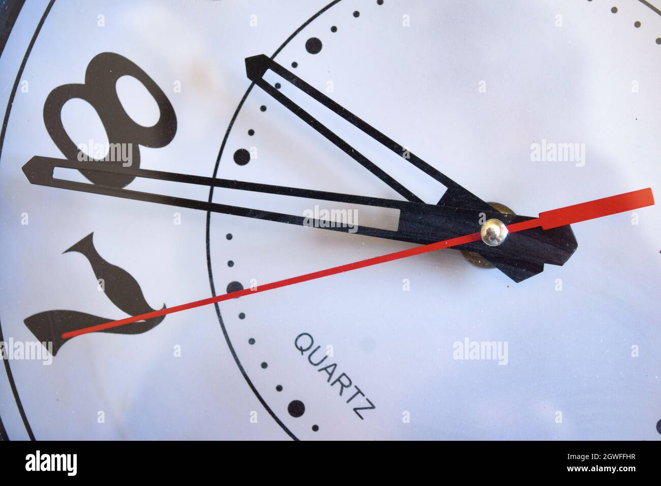 concetto di scansione del tempo con il dettaglio di un vecchio orologio Foto Stock