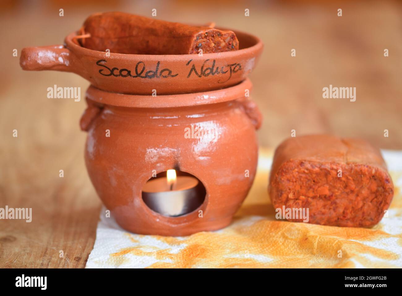 scorda nduja' strumento di terracotta per riscaldare e rendere la nduja  spalmabile Foto stock - Alamy