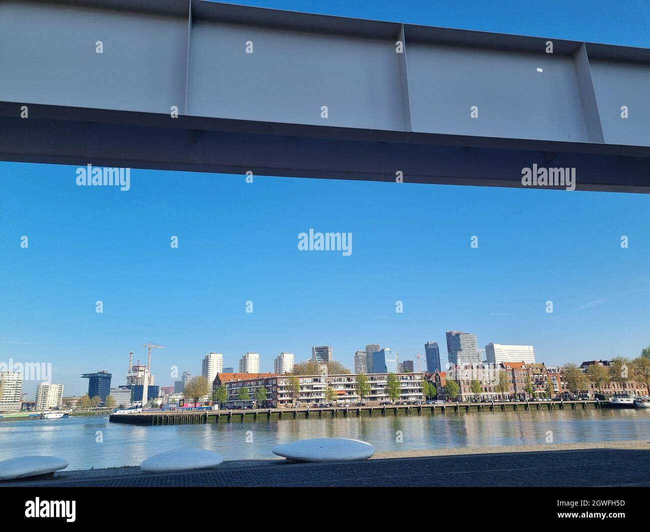 Skyline di Rotterdam e Noordereiland con riflessi nel fiume Foto Stock