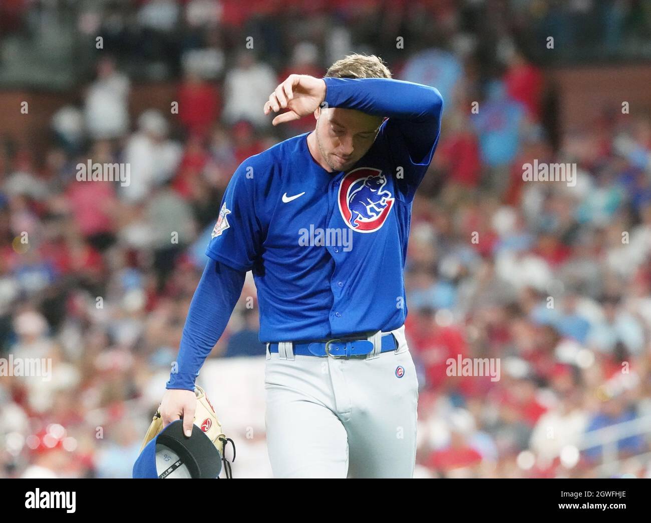 Il lanciatore dei Chicago Cubs Adrian Sampson pulisce la fronte mentre il primo inning finisce contro i St. Louis Cardinals al Busch Stadium di St. Louis sabato 2 ottobre 2021. Foto di Bill Greenblatt/UPI Foto Stock