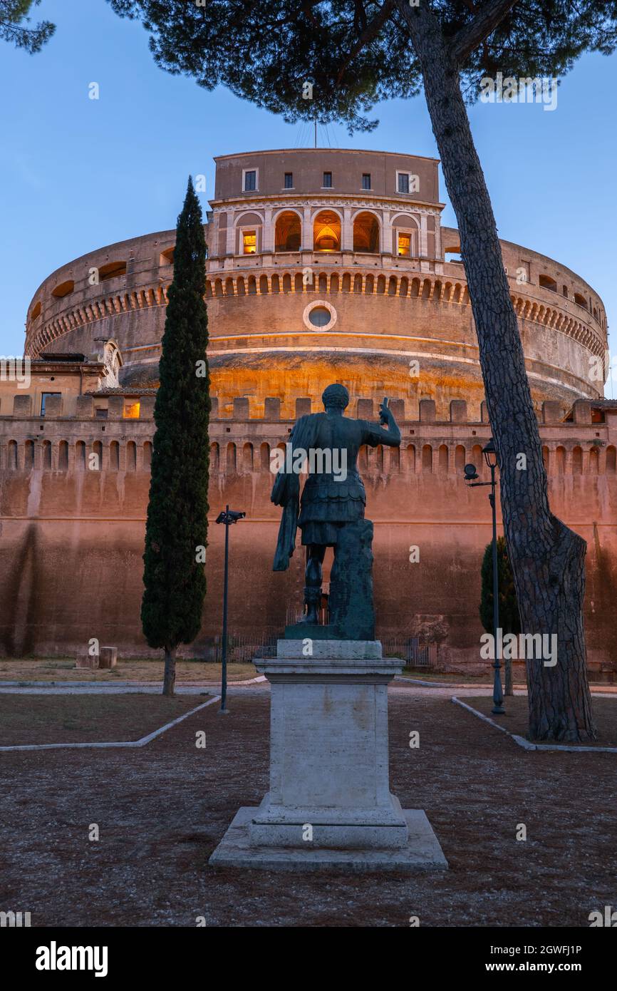 Italia, città di Roma, statua dell'Imperatore Adriano di fronte al Castel Sant Angelo (Castello dell'Angelo Santo) al tramonto, antico Mausoleo di Adriano (123-139 Foto Stock