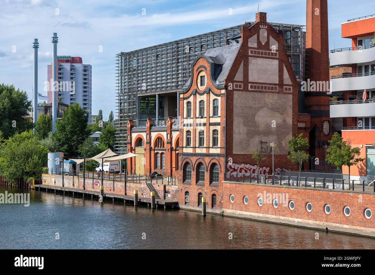 Città di Berlino in Germania, fiume Sprea con edificio Radialsystem, vecchia stazione di pompaggio del 19 ° secolo per il sistema fognario di Berlino. Foto Stock