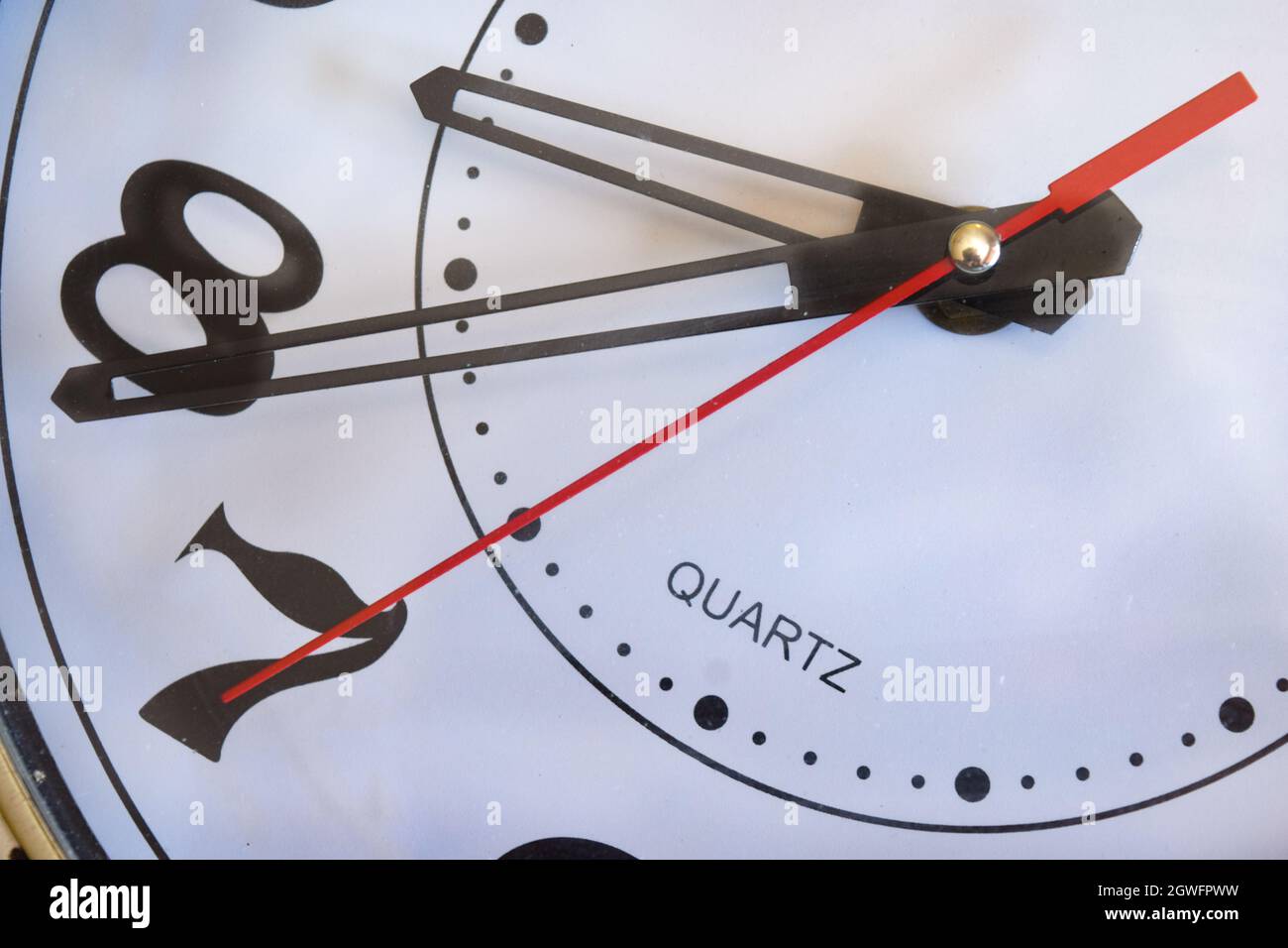 concetto di scansione del tempo con il dettaglio di un vecchio orologio Foto Stock