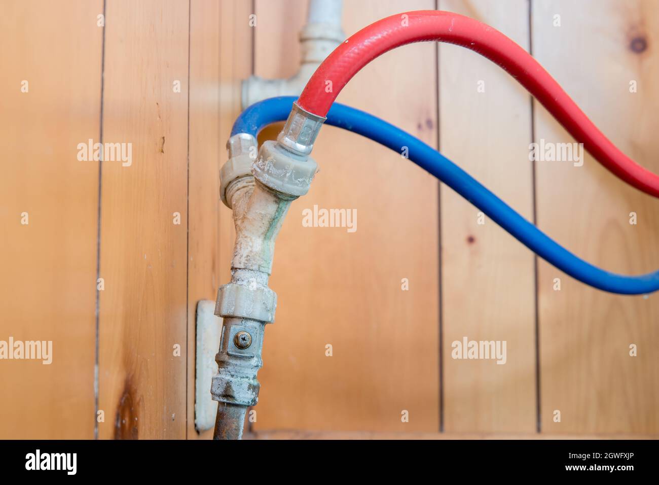 Tubo di riempimento a caldo e a freddo doppio originale con connettore a Y, valvola di compressione rotta, in casa vecchia Foto Stock