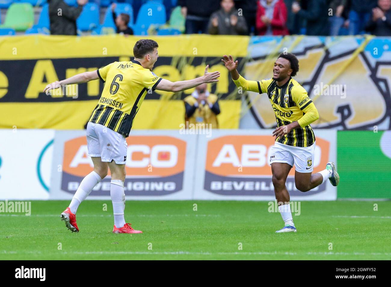 ARNHEM, PAESI BASSI - 3 OTTOBRE: Lois Openda di Vitesse festeggia il suo obiettivo con Jacob Rasmussen di Vitesse durante la partita olandese Erevisione tra Vitesse e Feyenoord a Gelredome il 3 ottobre 2021 ad Arnhem, Paesi Bassi (Foto di Marcel ter Bals/Orange Pictures) Foto Stock