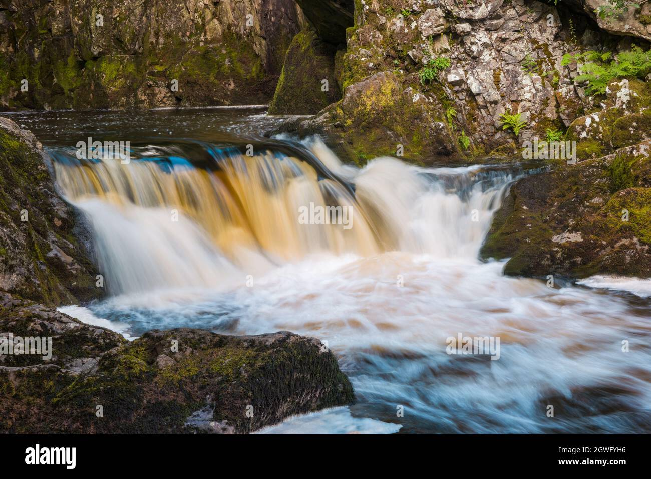 Lunga esposizione di Rival Falls sul fiume Doe nel percorso delle cascate Ingleton Waterfalls Trail nello Yorkshire Dales Foto Stock