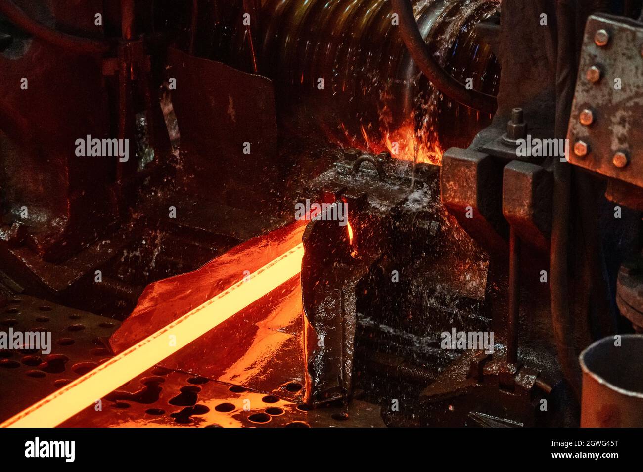Il laminatoio in funzione. Produzione di acciaio laminato a caldo Foto Stock