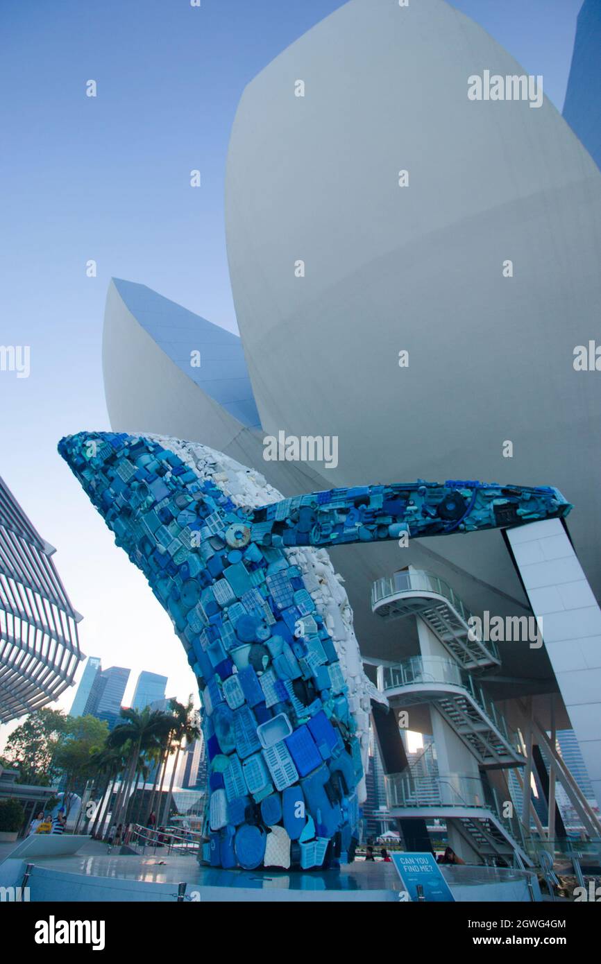 Grattacielo balena - Reclfined oceano plastica rifiuti struttura Foto Stock