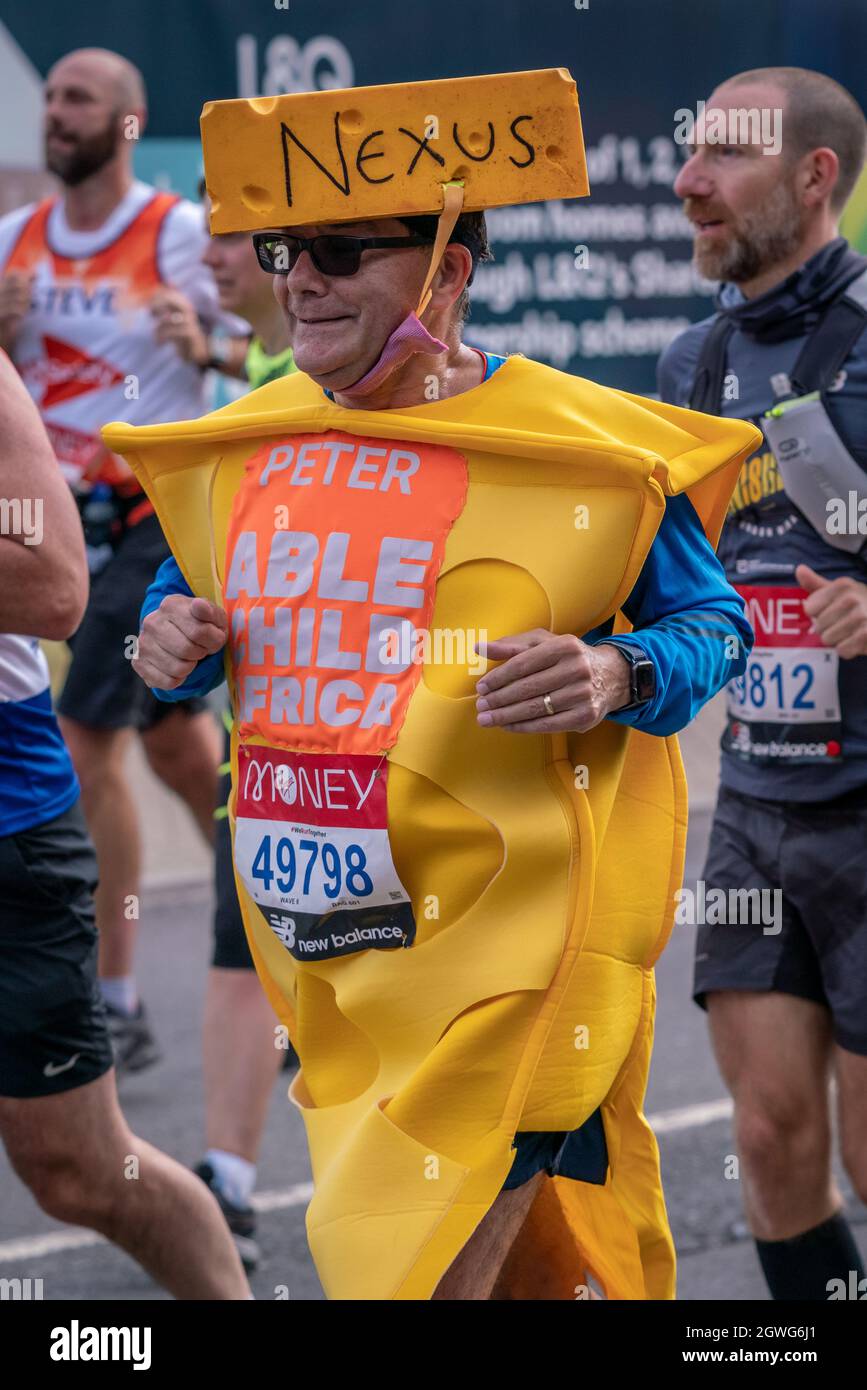 Londra, Regno Unito. 3 ottobre 2021. Beneficenza 'formaggio' runner per l'Able Child Africa. La maratona di Londra passa lungo la Evelyn Street di Deptford nel sud-est di Londra, il segno di 26.2 miglia del campo dove i corridori sono accolti e allietati dai residenti locali. Si prevede che fino a 40,000 correranno con migliaia di persone che si uniranno virtualmente a quella che potrebbe essere la più grande gara della storia. L’evento, che si trova ora nel suo quinto decennio, ha contribuito a raccogliere più di 1 milione di sterline per gli enti di beneficenza dalla sua prima edizione nel 1981. Credit: Guy Corbishley/Alamy Live News Foto Stock