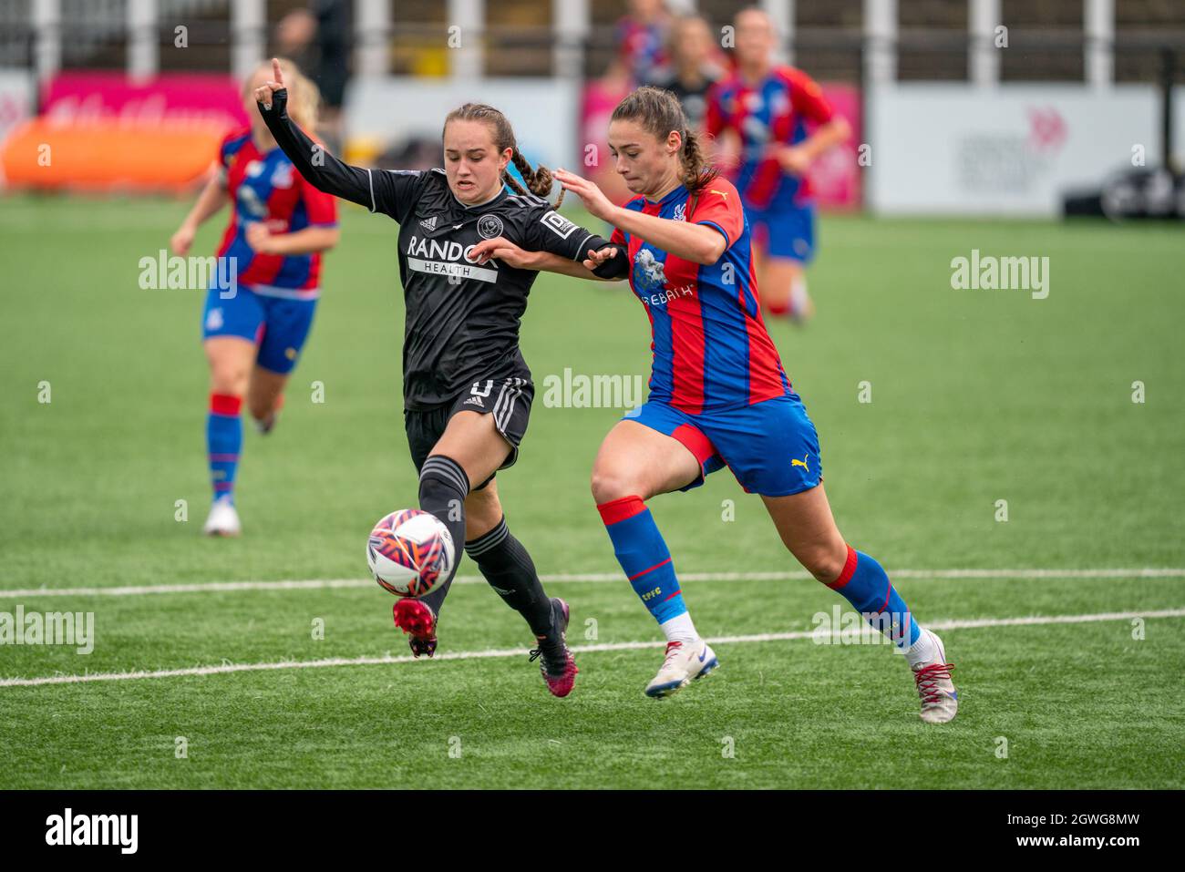 Lucy Watson (9 Sheffield United) e Lizzie Waldie (12 Crystal Palace) combattono durante la partita del campionato fa Womens tra Crystal Palace e Sheffield United a Hayes Lane, Bromley, Inghilterra. Foto Stock