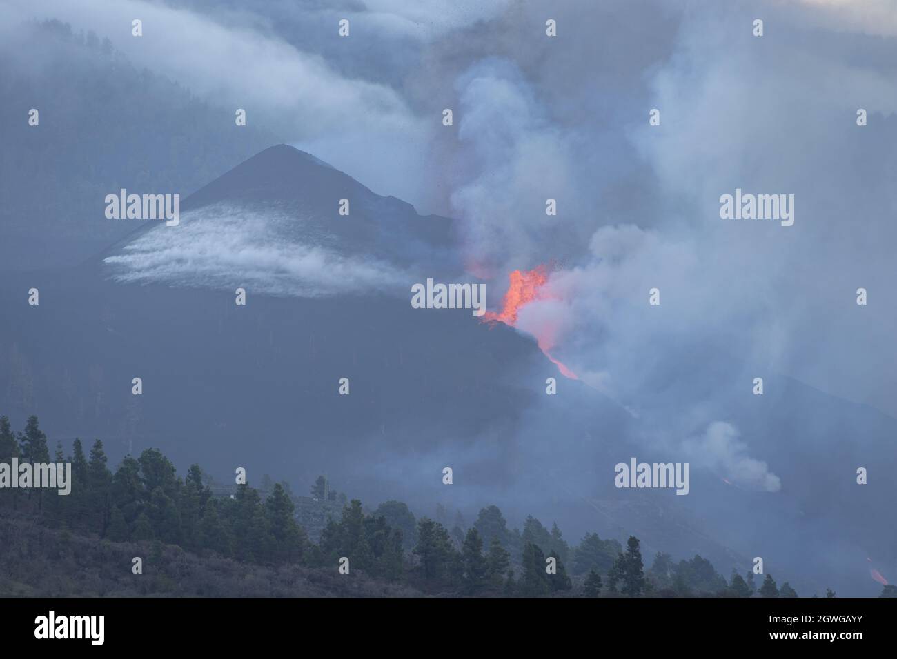 2021 Cumbre Vieja eruzione vulcanica (vista al mattino) sull'isola di la Palma, una delle Isole Canarie, governata dalla Spagna. L'eruzione del 30 settembre Foto Stock