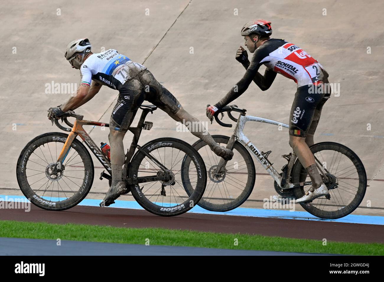 L'italiano Sonny Colbrelli del Bahrain vittorioso e il belga Florian Vermeersch del Lotto Soudal raffigurato dopo la gara d'élite maschile della 'Parigi-Roubaix' Foto Stock