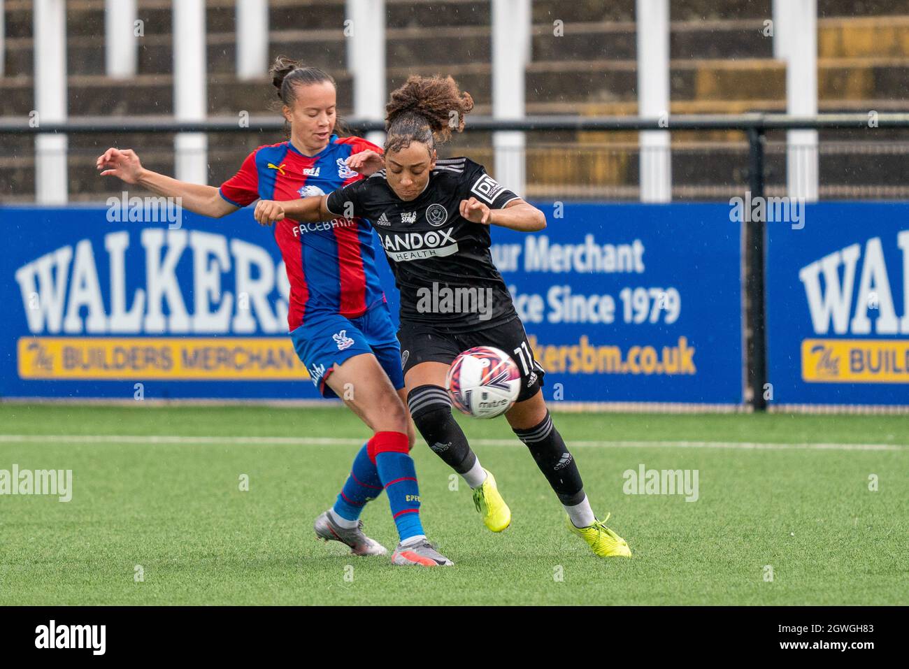 Jess Clarke (11 Sheffield United) in battaglia con Leanne Cowan (3 Crystal Palace) durante la partita del campionato fa Womens tra Crystal Palace e Sheffield United a Hayes Lane, Bromley, Inghilterra. Foto Stock