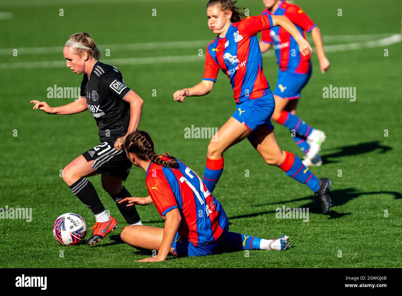 Bex Rayner (21 Sheffield United) in palla durante la partita del campionato fa Womens tra Crystal Palace e Sheffield United a Hayes Lane, Bromley, Inghilterra. Foto Stock