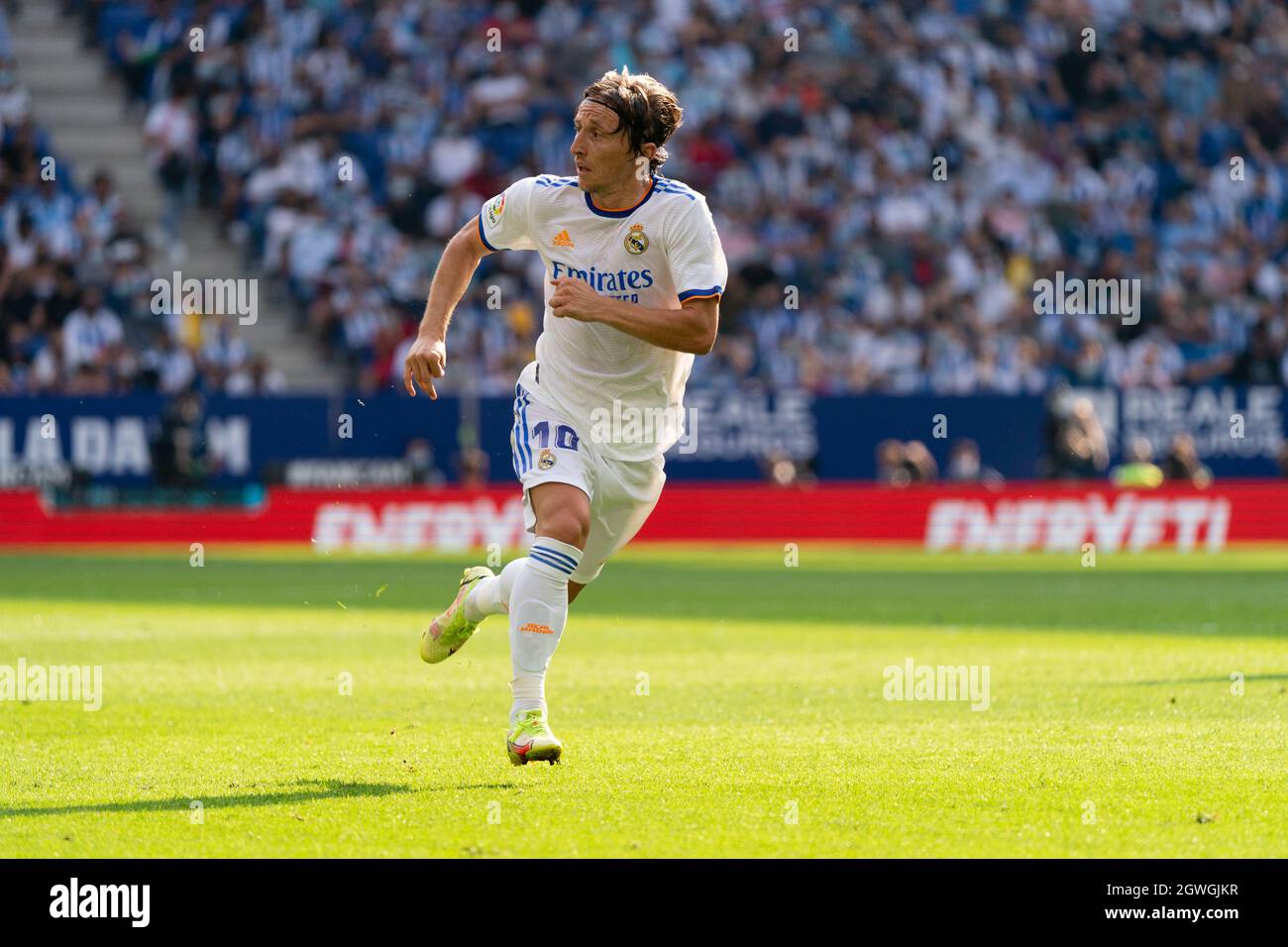 SPAGNA, CALCIO, LA LIGA SANTANDER, RCDE VS REAL MADRID CF. Real Madrid CF player (10) Luka Modric durante la partita de la Liga Santander tra RCD Espanyol e Real Madrid CF nello stadio RCDE, Cornellà, Spagna, il 3 ottobre 2021. © Joan Gosa 2021. Credit: Joan Gosa Badia/Alamy Live News Foto Stock