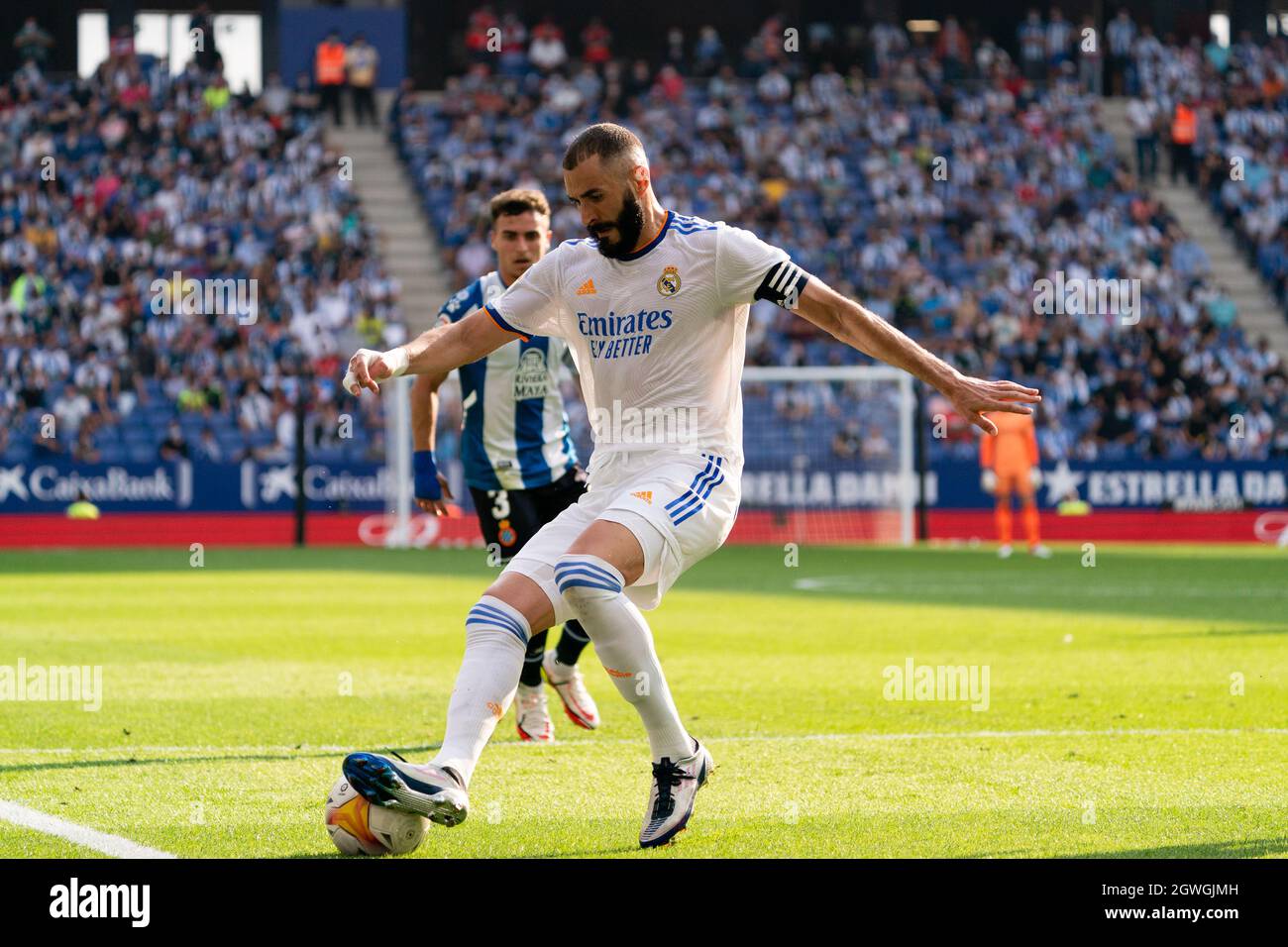 SPAGNA, CALCIO, LA LIGA SANTANDER, RCDE VS REAL MADRID CF. Real Madrid CF player (09) Karin Benzema durante la partita de la Liga Santander tra RCD Espanyol e Real Madrid CF nello stadio RCDE, Cornellà, Spagna, il 3 ottobre 2021. © Joan Gosa 2021. Credit: Joan Gosa Badia/Alamy Live News Foto Stock