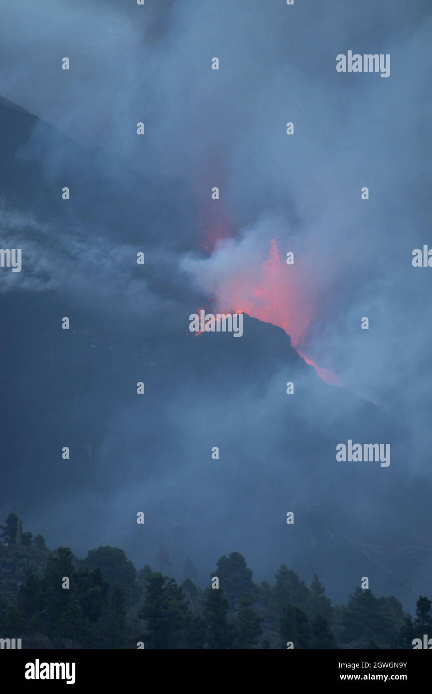 2021 Cumbre Vieja eruzione vulcanica (vista al mattino) sull'isola di la Palma, una delle Isole Canarie, governata dalla Spagna. L'eruzione del 30 settembre Foto Stock