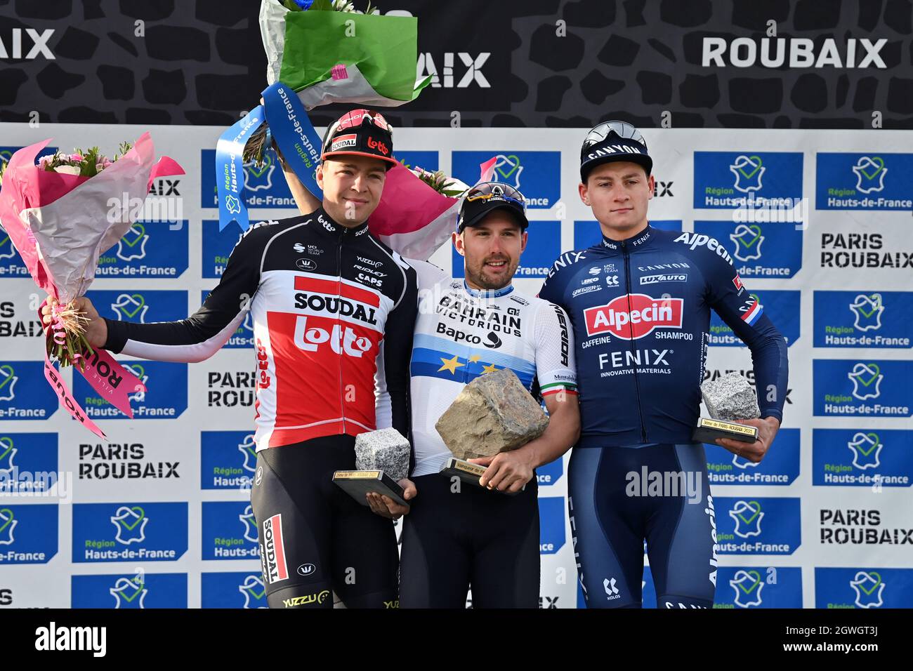 Il belga Florian Vermeersch di Lotto Soudal, l'italiano Sonny Colbrelli del Bahrain vittorioso e l'olandese Mathieu van der Poel di Alpecin-Fenix raffigurato sopra Foto Stock