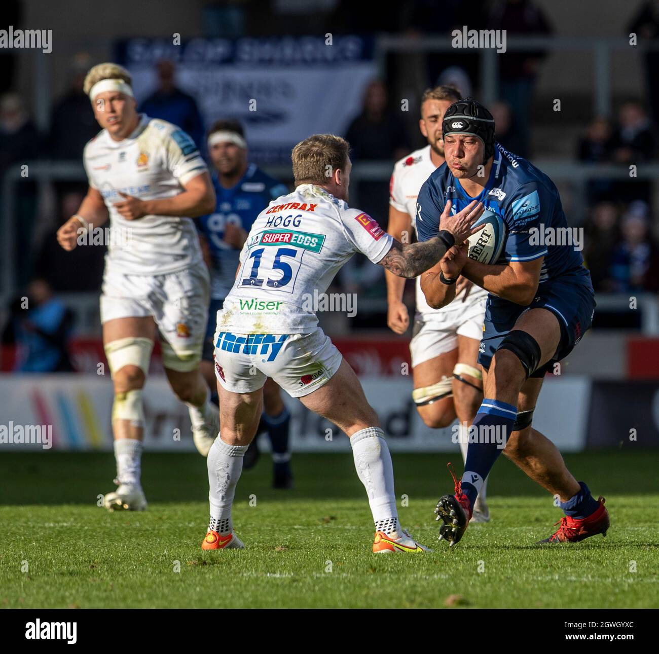 3 ottobre 2021; AJ Bell Stadium, Eccles, Greater Manchester, Inghilterra: Gallagher Premiership Rugby, sale v Exeter ; JP du Preez of sale Sharks Powers verso Stuart Hogg di Exeter Chiefs Foto Stock