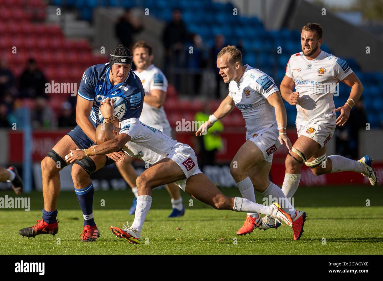 3 ottobre 2021; AJ Bell Stadium, Eccles, Greater Manchester, Inghilterra: Gallagher Premiership Rugby, sale v Exeter; Tom o'Flaherty di Exeter Chiefs affronta JP du Preez di sale Sharks Foto Stock