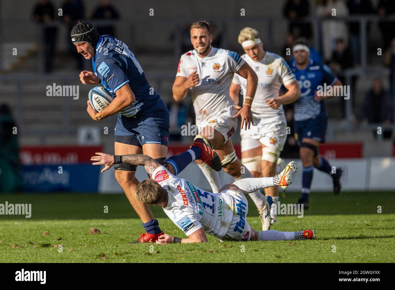 3 ottobre 2021; AJ Bell Stadium, Eccles, Greater Manchester, Inghilterra: Gallagher Premiership Rugby, sale v Exeter ; Stuart Hogg of Exeter Chiefs perde un'azione su JP du Preez di sale Sharks Foto Stock