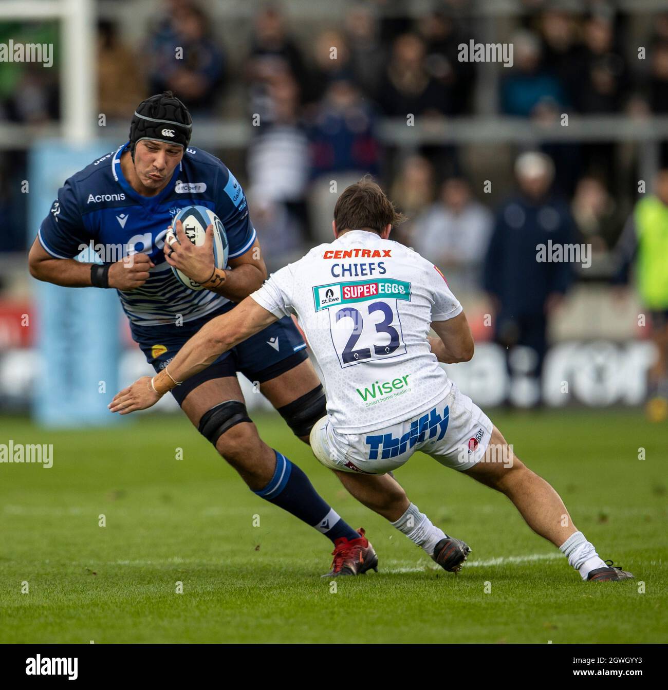 3 ottobre 2021; AJ Bell Stadium, Eccles, Greater Manchester, Inghilterra: Gallagher Premiership Rugby, sale v Exeter ; JP du Preez of sale Sharks è affrontato da Tom Hendrickson di Exeter Chiefs Foto Stock