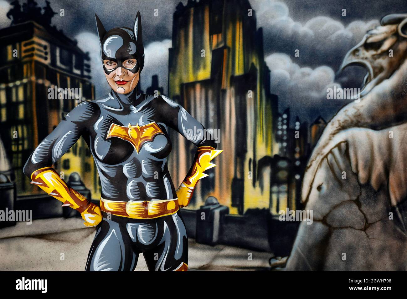 GEEK ART - Bodypainting and Transformaking: Batgirl comic photographing with Janina in a spray comic setting by Enrico Lein at Studio Düsterwald in Hameln il 27 settembre 2021 - un progetto del fotografo Tschiponnique Skupin e del bodypainter Enrico Lein Foto Stock