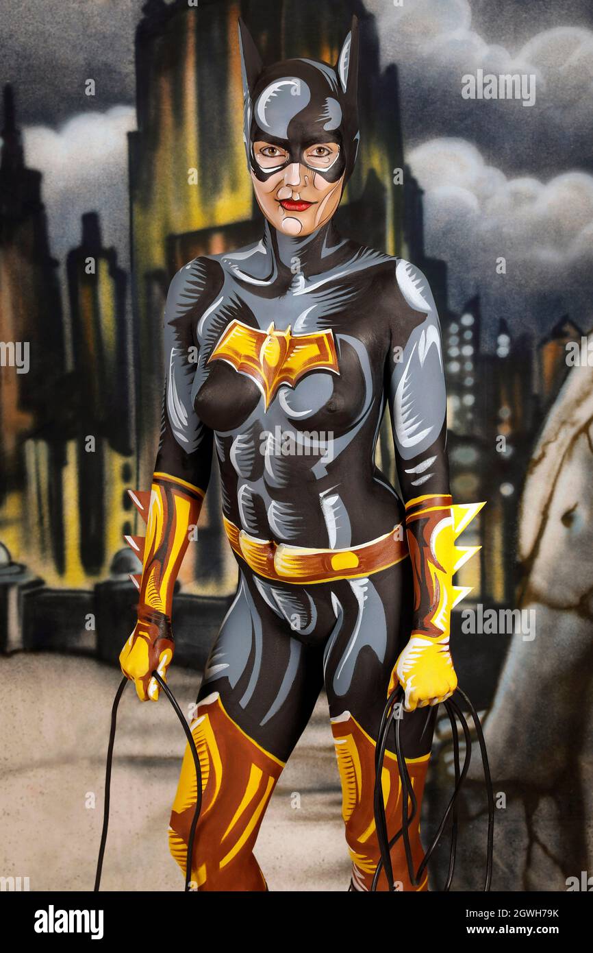 GEEK ART - Bodypainting and Transformaking: Batgirl comic photographing with Janina in a spray comic setting by Enrico Lein at Studio Düsterwald in Hameln il 27 settembre 2021 - un progetto del fotografo Tschiponnique Skupin e del bodypainter Enrico Lein Foto Stock