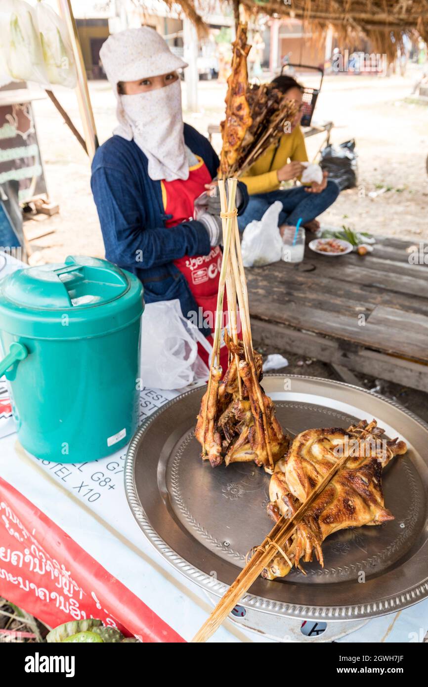 Pollo fritto in vendita presso la stalla stradale, seno, Laos Foto Stock