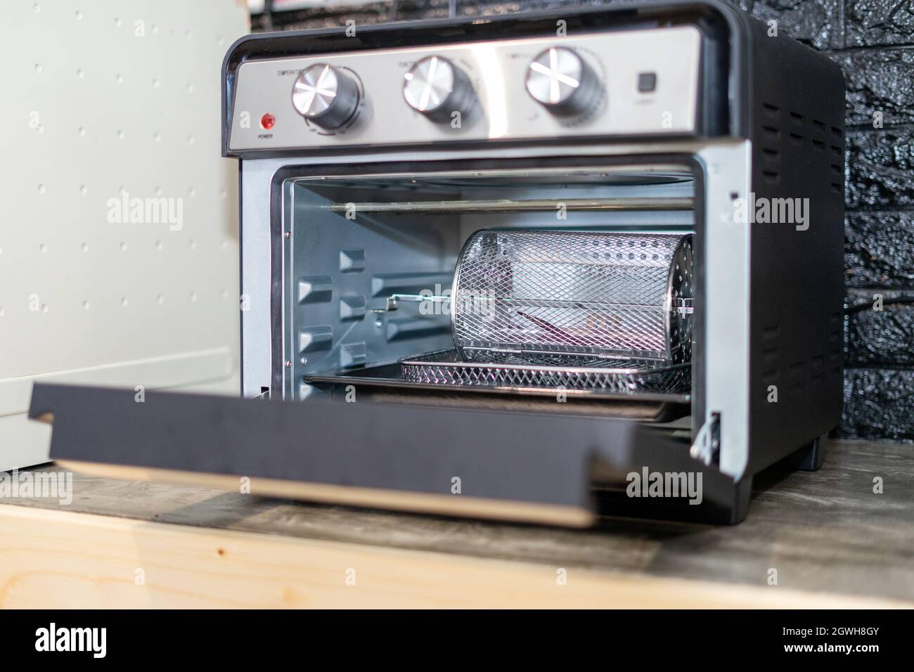 Gabbia del forno elettrico o cestello rotante all'interno del forno della  friggitrice ad aria. Utensili da cucina con tecnologia moderna Foto stock -  Alamy
