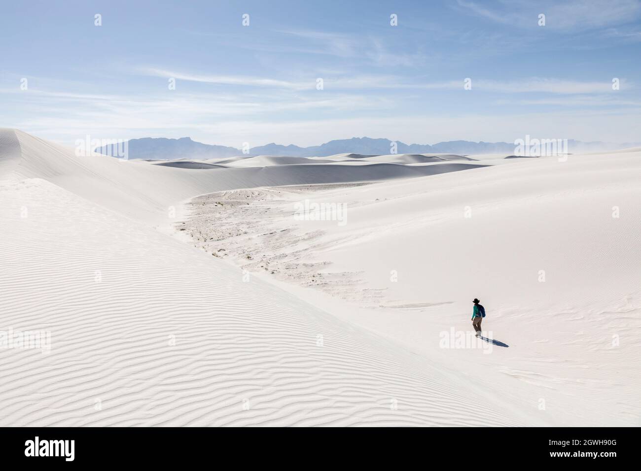 Persona che cammina nel deserto, White Sands, New Mexico, USA Foto Stock