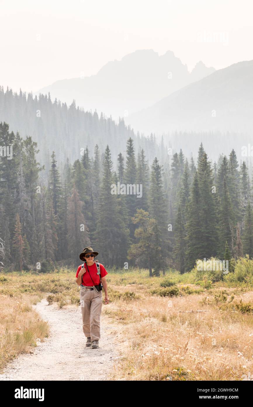 Donna che fa escursioni al South Shore Trail, Glacier National Park, Montana, USA Foto Stock