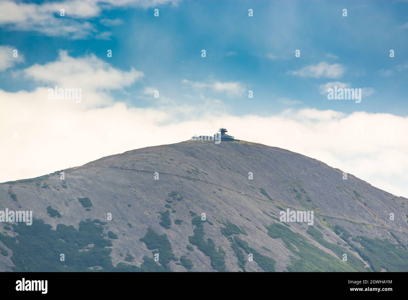 Osservatorio meteorologico della montagna a Snezka montagna - cima più alta della Repubblica Ceca in montagna gigante - vista della Polonia Foto Stock