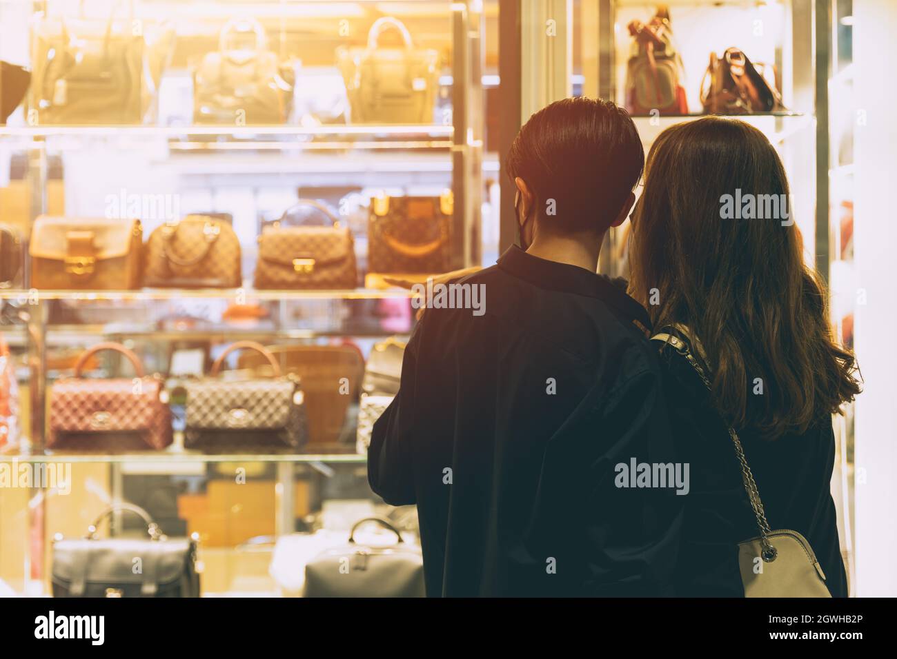 coppia persone in cerca di lusso donna borsa elegante spalla borse mostra nel centro commerciale Foto Stock