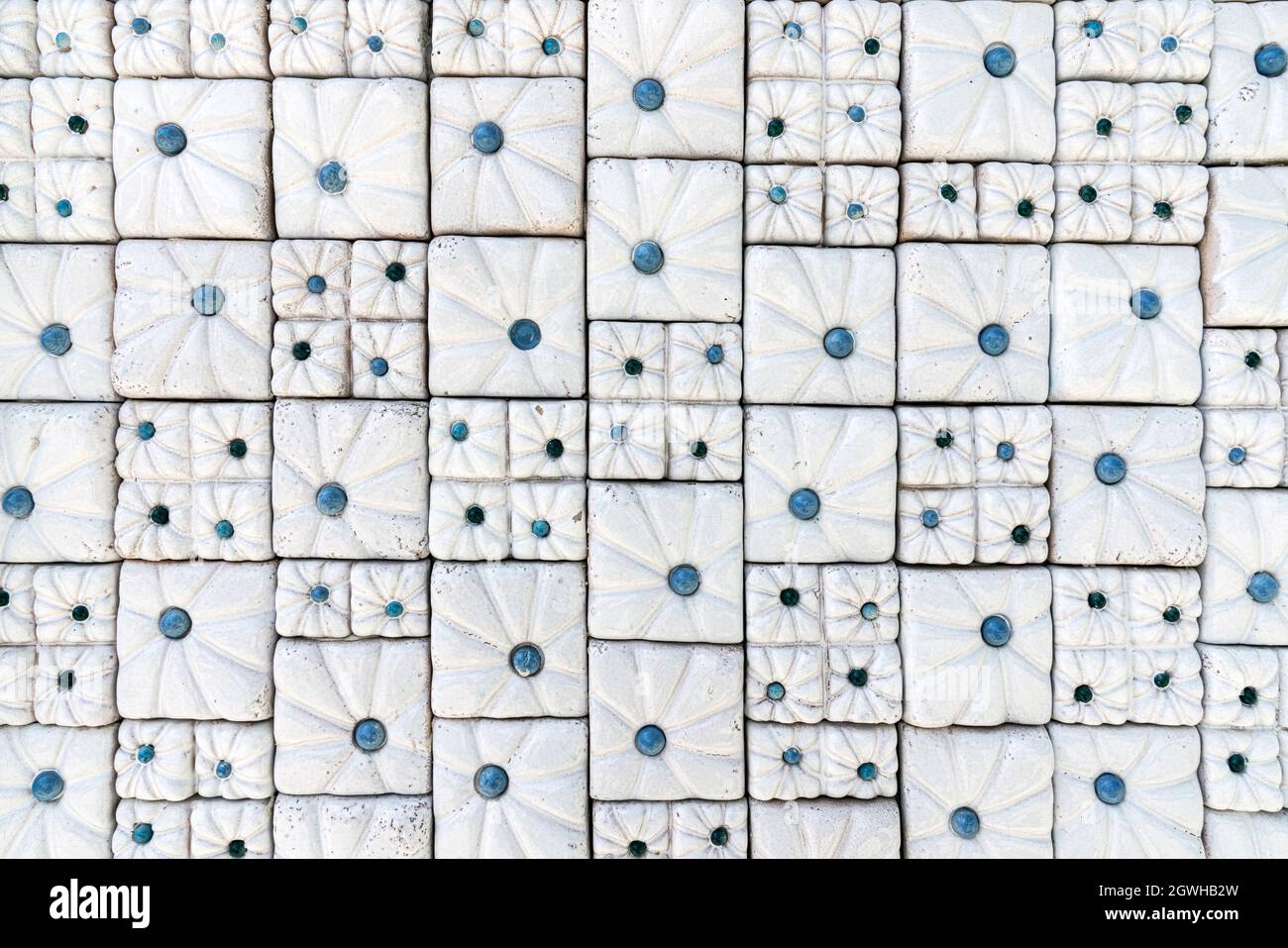 Sfondo di piastrelle, piastrelle quadrate con punti blu. Un interessante sfondo inusuale con un motivo turco. Foto Stock