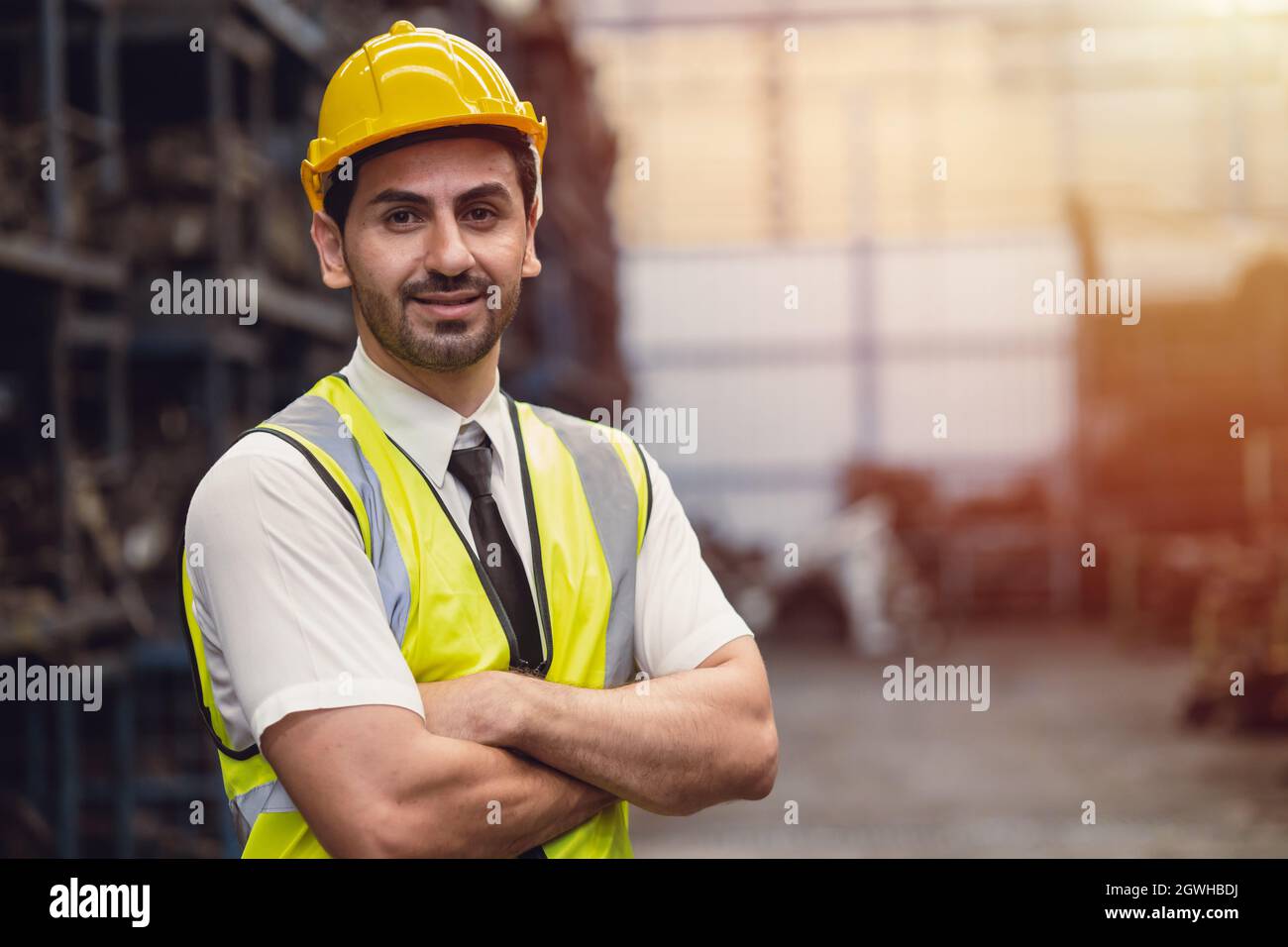 Ritratto ispanico latino maschio ingegnere lavoratore di fabbrica personale in piedi sorriso guardando fotocamera con spazio per il testo Foto Stock