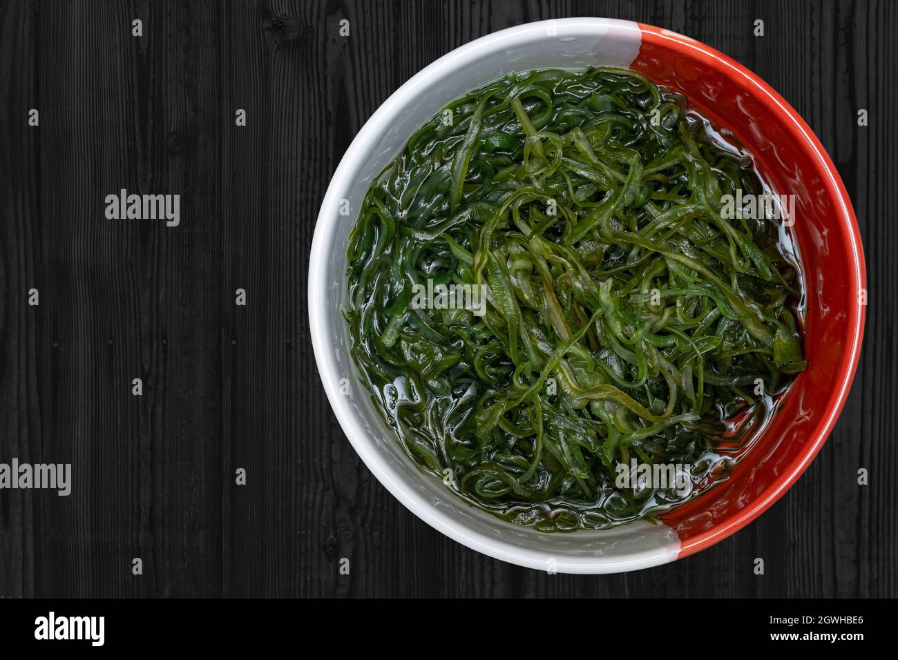 Alghe cinesi fresche da piante verde oceano per insalata o zuppa e cibo sano o Nori in Giappone. Foto Stock