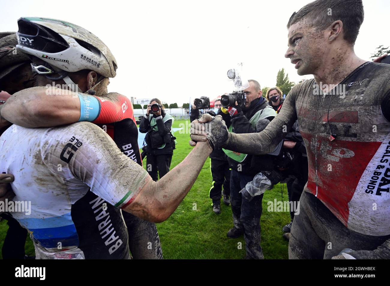 L'italiano Sonny Colbrelli del Bahrain vittorioso e il belga Florian Vermeersch del Lotto Soudal raffigurato dopo la gara d'élite maschile della 'Parigi-Roubaix' Foto Stock
