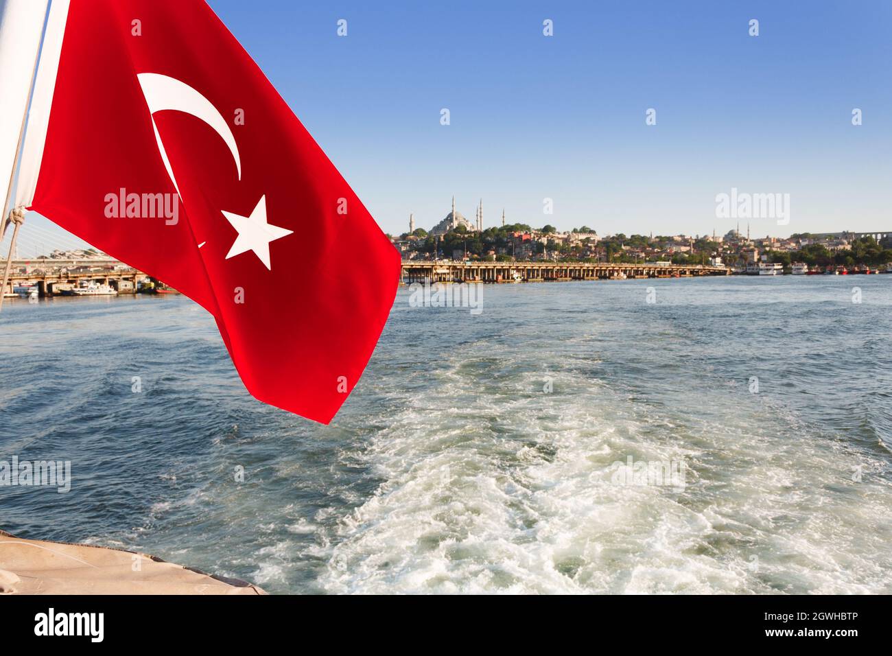 Istanbul, Turchia; 26 maggio 2013: Bandiera turca sulla poppa di una nave. Foto Stock