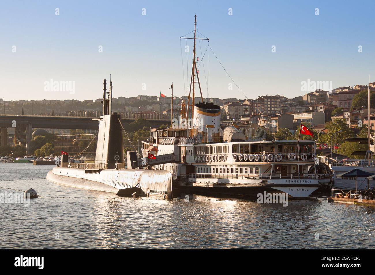 Istanbul, Turchia; 26 maggio 2013: Sottomarino e nave ancorati al museo dei trasporti. Foto Stock