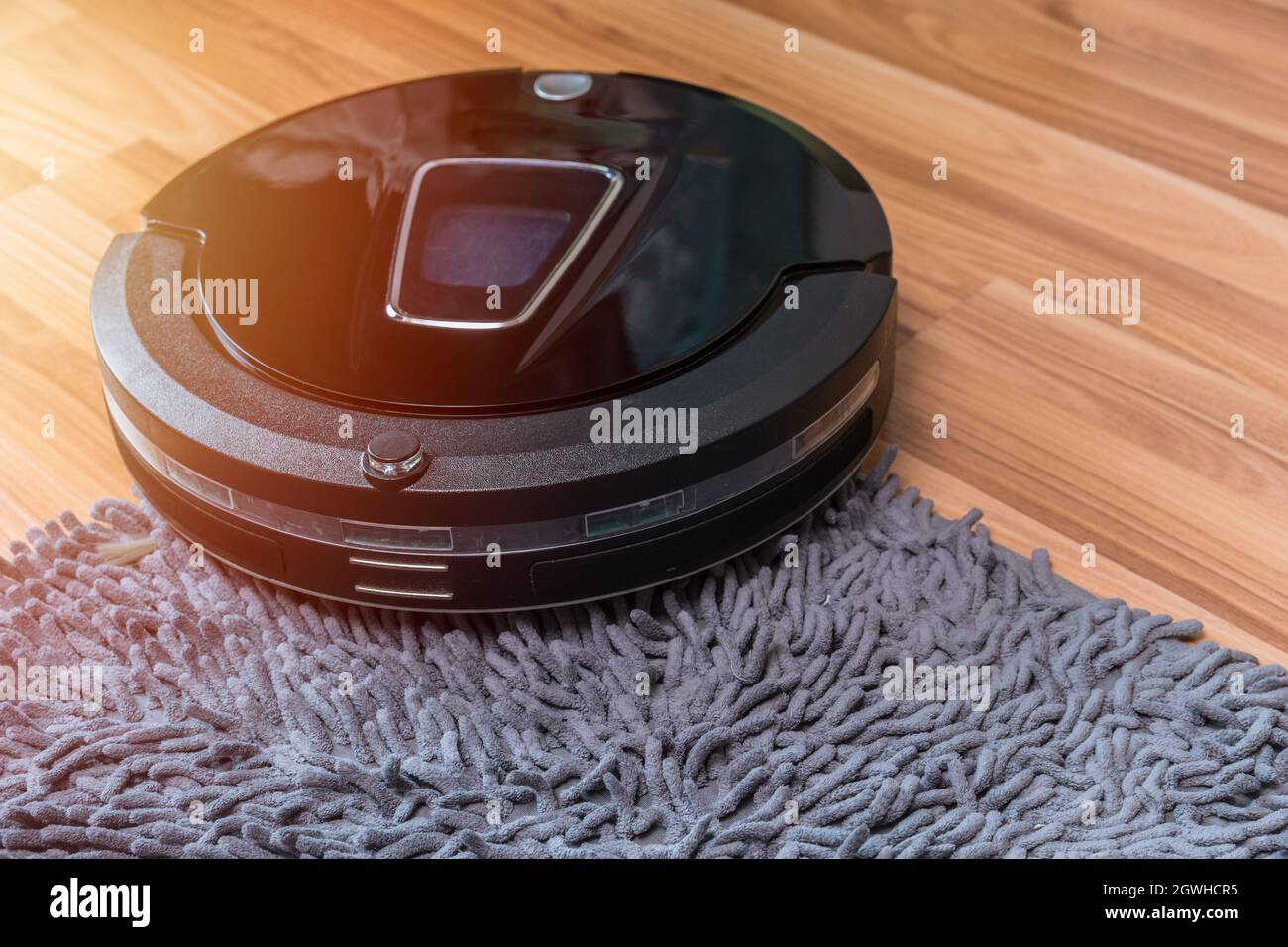 robot aspirapolvere pulizia del pavimento con doormat macchina automatica per la pulizia della casa Foto Stock