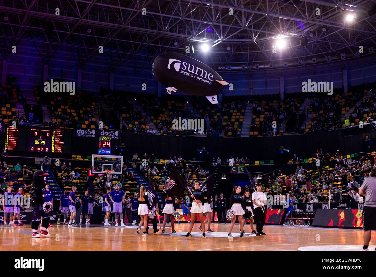 Bilbao, Paesi Baschi, SPAGNA. 3 ottobre 2021. Bilbao cheerleaders durante la partita Liga ACB tra Surne Bilbao Basket e FC Barcelona presso Miribilla Bilbao Arena. (Credit Image: © Edu del Fresno/ZUMA Press Wire) Foto Stock