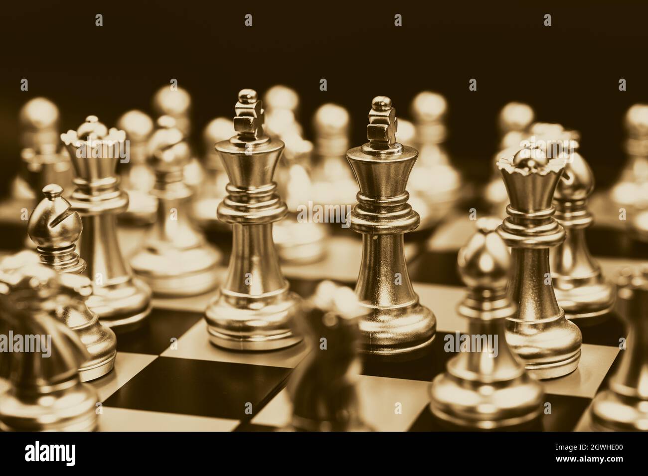 Gold Chess pezzo due re di fronte insieme per il business negoziazione di negoziazione di parlare insieme concetto. Foto Stock