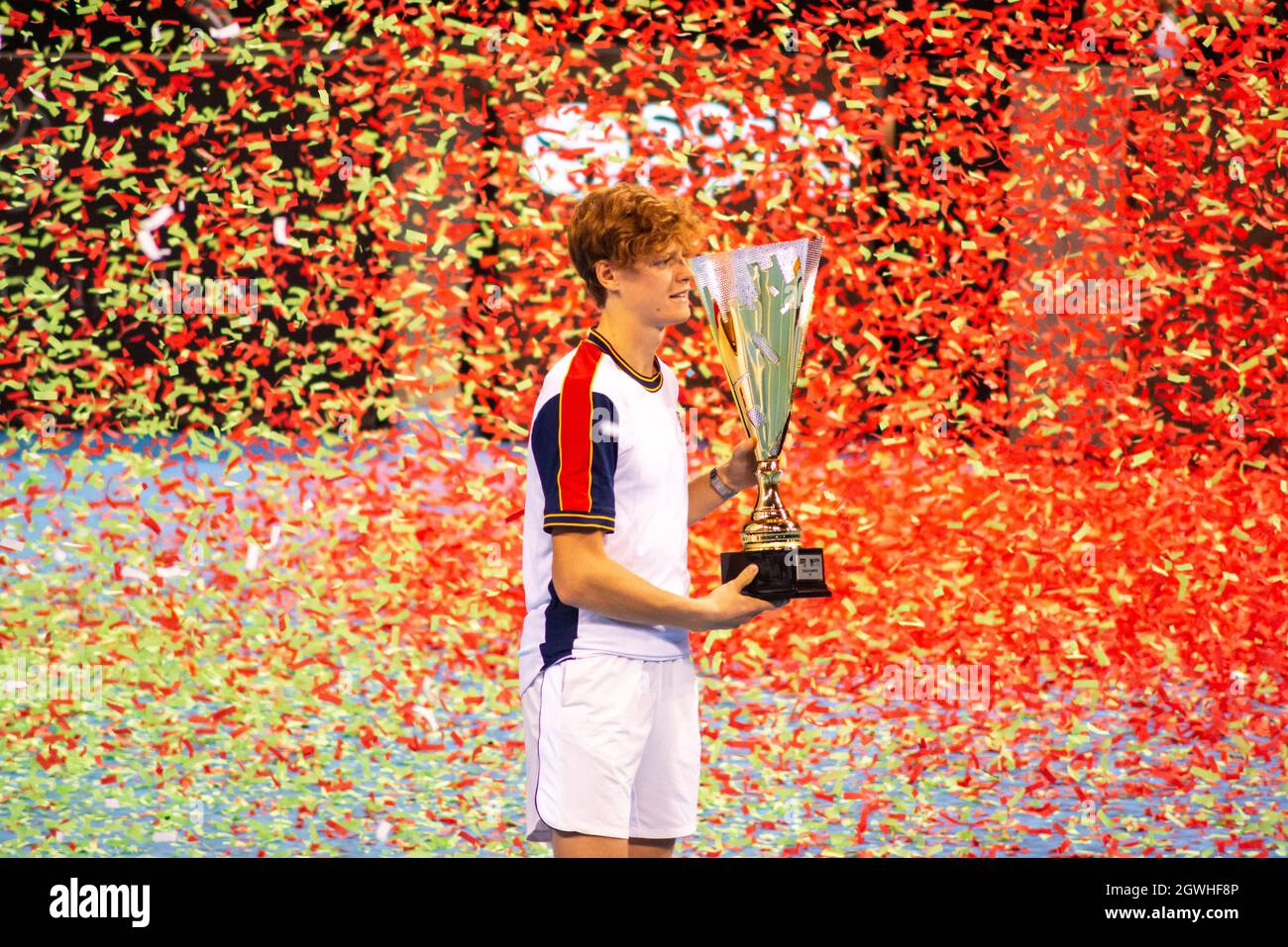 Jannik Sinner d'Italia con il trofeo come vincitore contro il francese Gael Monfils dopo la finale maschile del Sofia Open 2021 ATP 250 indoor tennis Tournament. Sinner ha vinto 6:3 6:4. Sofia, Bulgaria. 3 ottobre 2021. Alamy Live News Foto Stock