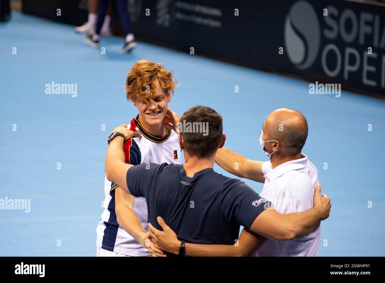 Jannik Sinner d'Italia festeggia con la sua squadra come vincitore dopo la finale del torneo indoor di tennis Sofia Open 2021 ATP 250. Sinner ha vinto 6:3 6:4 contro Gael Monfils di Francia. Alamy Live News Foto Stock