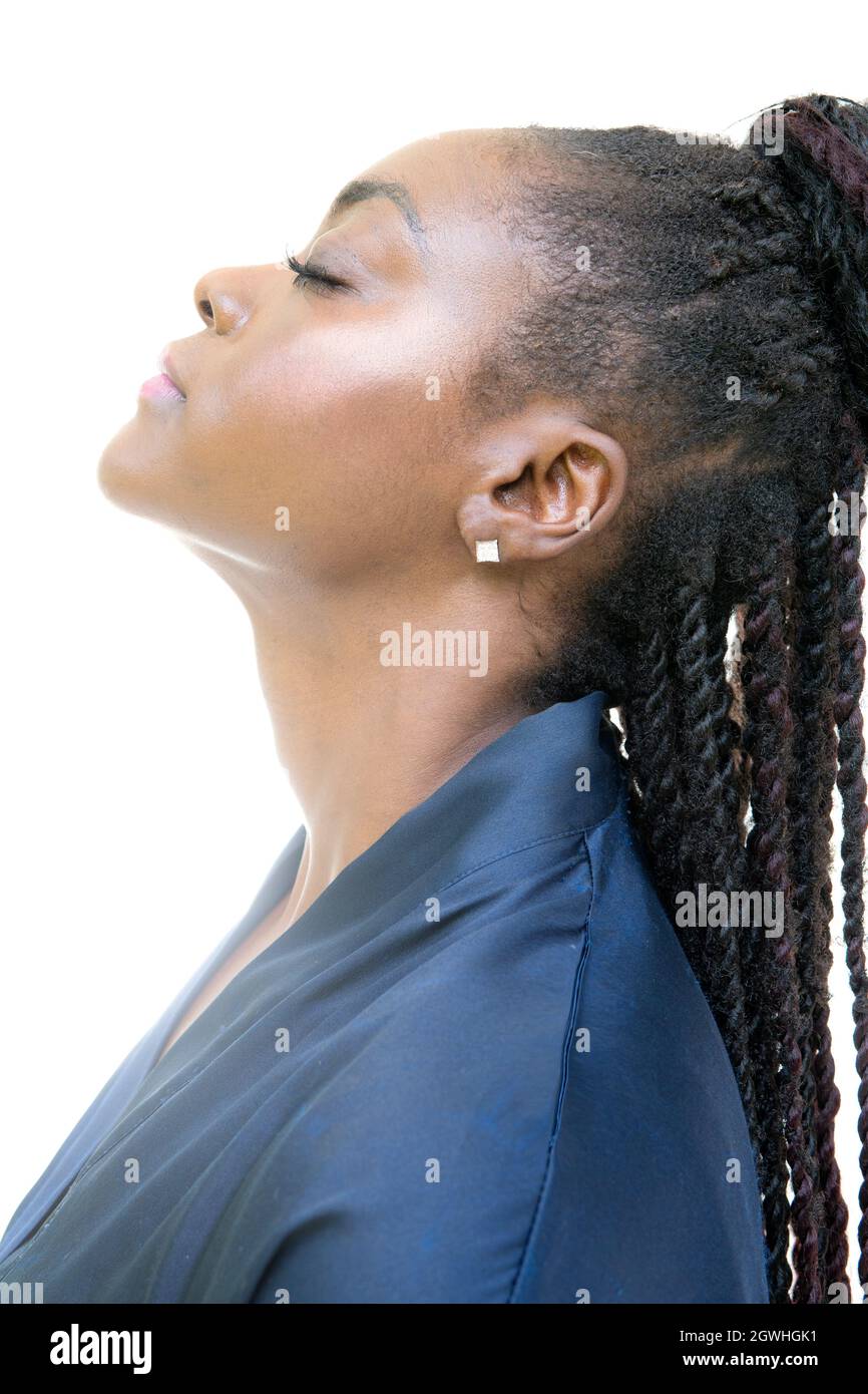 Un ritratto di profilo di una donna afroamericana attraente. Foto Stock
