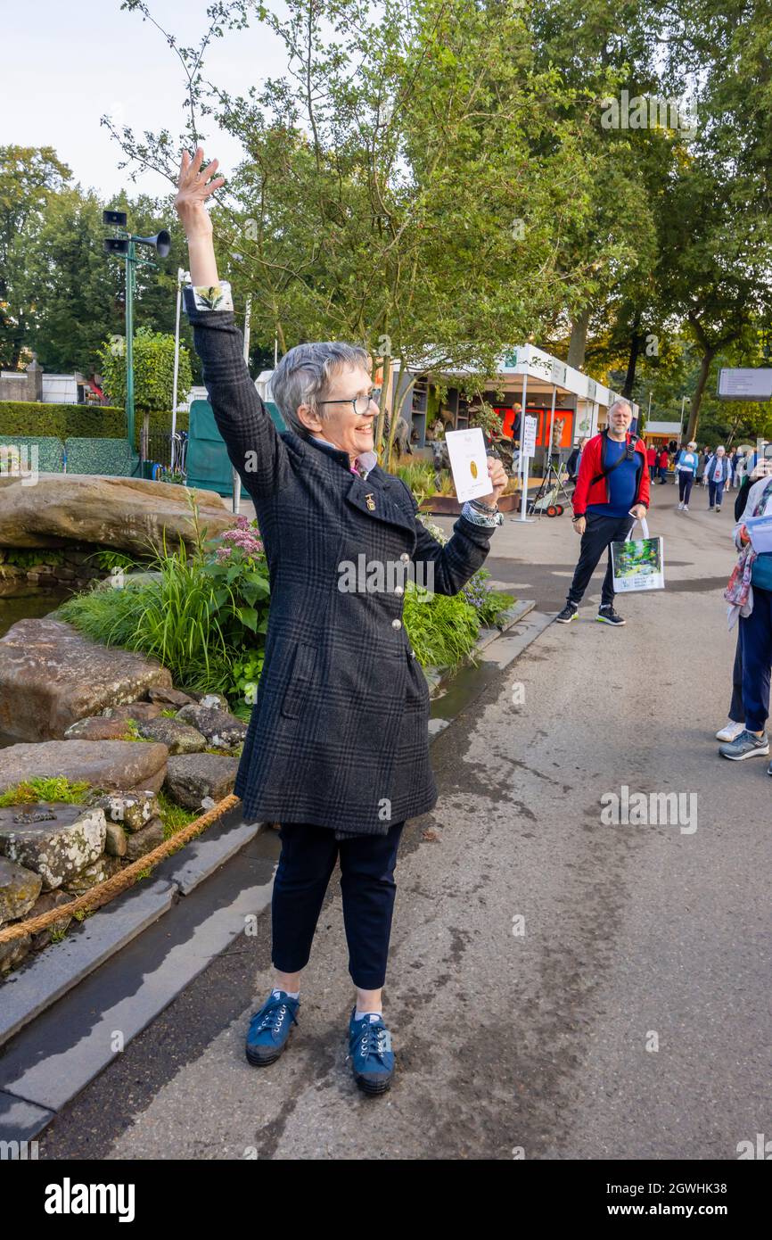 Designer Sarah Eberle alla Medaglia d'Oro Società la Bibbia Salmi 23 Sanctuary Garden, RHS Chelsea Flower Show, Londra SW3, Settembre 2021 Foto Stock