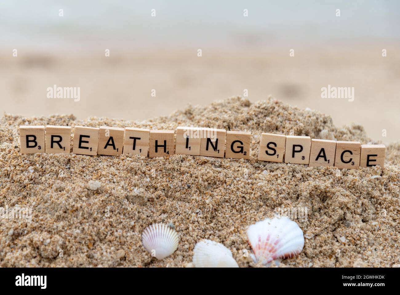 parola scrabble scritta sulla sabbia, spazio di respirazione Foto Stock
